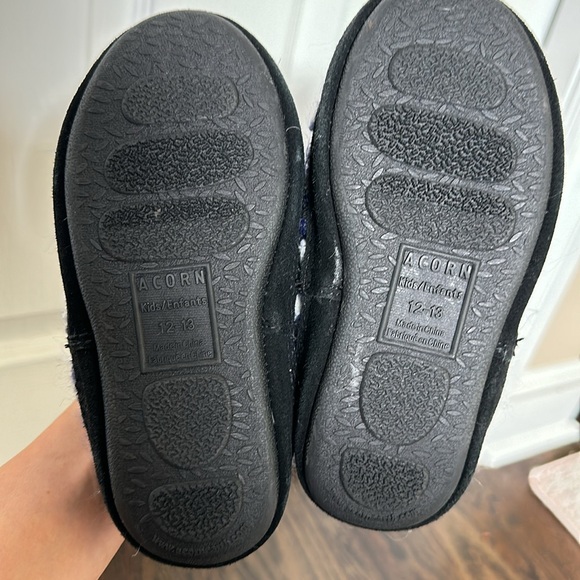 Acorn Kids Sherpa Slippers - Picture 5 of 5